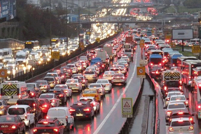 İstanbul'da pazartesi trafiği: Yoğunluk yüzde 72'ye çıktı