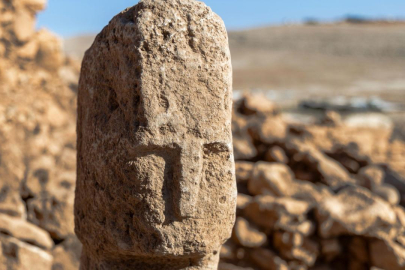 Karahantepe'de 12 bin yıl öncesine ait insan yüzlü dikili taş bulundu