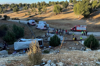 Mersin'de facia! İşçileri taşıyan minibüs şarampole yuvarlandı: 5 ölü