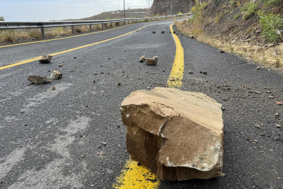 Tekirdağ'ı sağanak vurdu: Yola kaya parçaları düştü