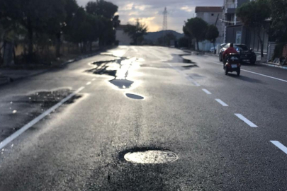 İzmir'de 11 gün önce yapılan asfalt çöktü
