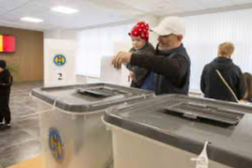 Kosova halkı yerel seçimler için sandık başında