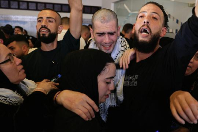 İsrail'in Ofer Hapishanesi'nden serbest bırakılan Filistinli esirlerin bir kısmı Ramallah'a ulaştı