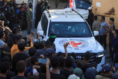 İsrail ordusu, Gazze'den salıverilen 7 İsrailli esiri Kızılhaç'tan teslim aldığını duyurd