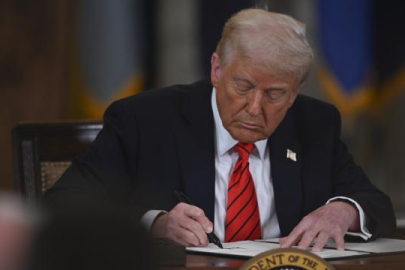 Trump, ithal kamyon ve otobüslere tarife getirilmesini öngören bildiriyi imzaladı