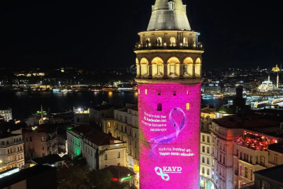 Galata Kulesi'nden meme kanseri mesajı: "Kontrol et, yaşam senin elinde"
