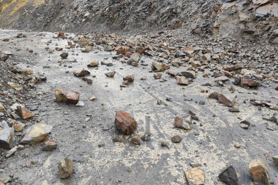 Batman'da sağanak heyelana sebep oldu: Çok sayıda yol trafiğe kapandı