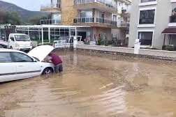 Foça’da sel paniği… Bir kişi kayboldu, AFAD Başkanı apar topar bölgeye gitti