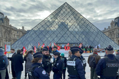 Fransa'da soygunun yaşandığı Louvre Müzesi'nin müdürü istifasını sundu