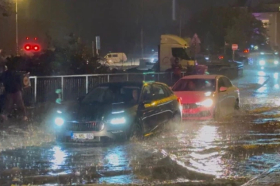 İstanbul sağanak yağışla sarsıldı: Yollar göle döndü