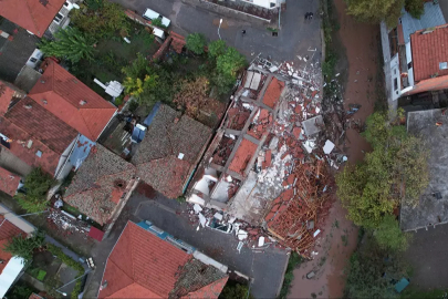 Balıkesir'de 6,1 büyüklüğünde deprem: Bölgede artçılar sürüyor... Boş 3 bina ile 1 dükkanda yıkım