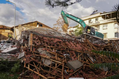 Balıkesir'deki depremde yıkılan binaların enkazı kaldırılıyor