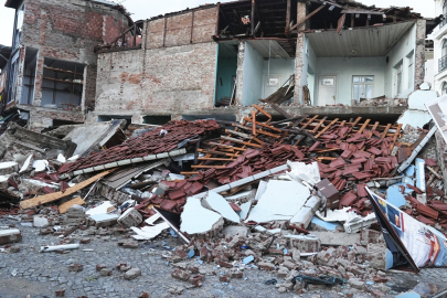 Sındırgı 6.1'le sarsıldı! Hasarın boyutu gün ağarınca ortaya çıktı