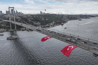 İstanbul Boğazı köprüleri Cumhuriyet Bayramı renklerine büründü