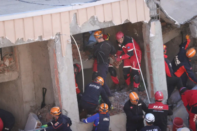 Gebze’de yıkılan binada bir kişi 8 saat sonra kurtarıldı