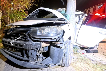 Kontrolden çıkan araç elektrik direğine saplandı