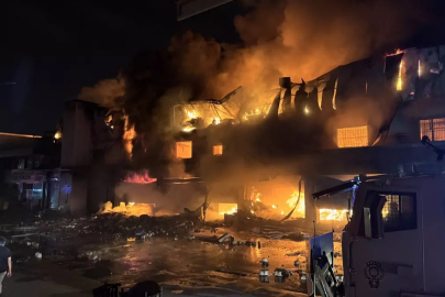 Adana'da hırdavat dükkanında yangın