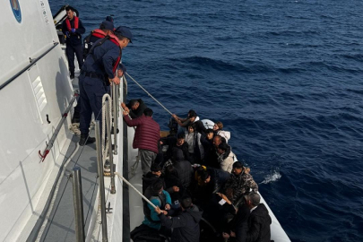 İzmir açıklarında 64 düzensiz göçmen kurtarıldı