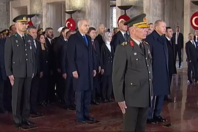 Devlet erkanı Anıtkabir'de... Başkan Erdoğan: Türkiye küresel bir güç olma yolunda ilerliyor