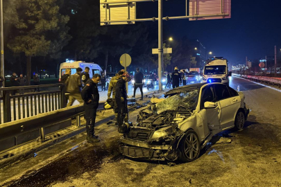 Önce direğe sonra minibüse çarptı: 6 yaralı