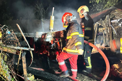 Bartın'da yıldırım isabet eden 2 araç küle döndü