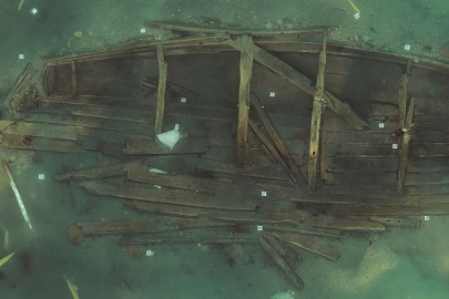 Güney Kore'nin batı kıyısında 600 yıllık kargo gemisi gün yüzüne çıkarıldı