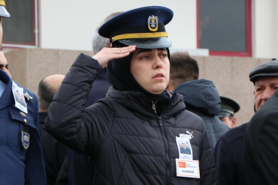 Şehit ağabeyinin cenazesini asker selamıyla karşıladı