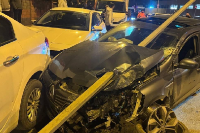 Ümraniye'de yön levhasına çarpan otomobilin sürücüsü yaralandı