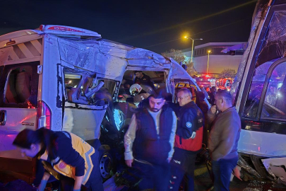 İzmir'de iki işçi servisinin çarpıştığı kazada 13 kişi yaralandı