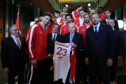Cumhurbaşkanı Erdoğan A Milli Basketbol Takımı’nı salonda destekledi