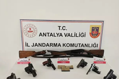Antalya'da iki ilçede silah kaçakçılığı baskını: Şüpheliler cephanelikle yakalandı