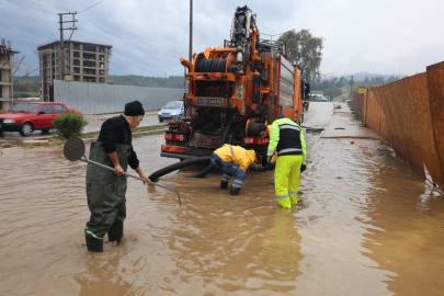 İzmir'i sağanak vurdu: Yollar çöktü, ev ve iş yerlerini su bastı