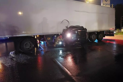 Manisa'da dehşet anı! Tıra çarpan otomobilde feci şekilde can verdiler