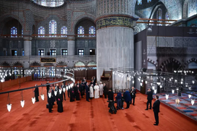 Papa'dan Sultanahmet Camii'ne ziyaret! ''Mihrabı duyunca etkilendi''