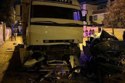 Gaziantep'te otomobil park halindeki kamyona çarptı: 2 ölü