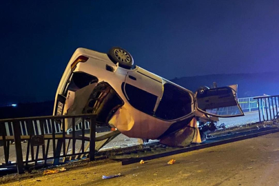 Afyonkarahisar'da otomobil köprü demirlerine çarptı