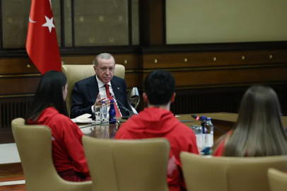 Cumhurbaşkanı Erdoğan başarılı sporcuları Külliye’de kabul etti