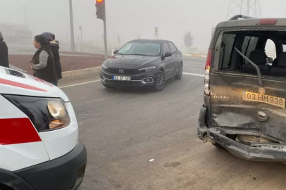 Afyonkarahisar'da feci kaza: Üç araç birbirine girdi