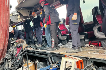 Yolcu otobüsü tıra çarptı: 7 kişi hayatını kaybetti