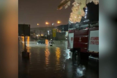Sultangazi'de yollar su altında kaldı, araçlar mahsur kaldı