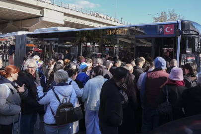 İzmir'de metro raydan çıktı! Bornova hattı felç oldu