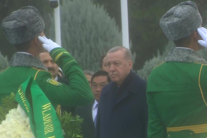 Erdoğan, Aşkabat'ta Tarafsızlık Anıtı'na çelenk koyma törenine katıldı