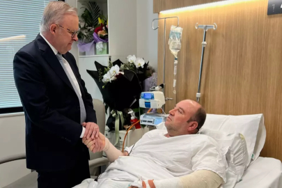 Avusturalya Başbakanı Albanese, kahraman ilan edilen Suriyeli El-Ahmed'i hastanede ziyaret etti