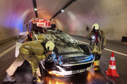İstanbul'da yağış nedeniyle kontrolü kaybeden araç tünelde takla attı