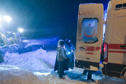 Kapanan köy yolları açıldı, hastalar kurtarıldı