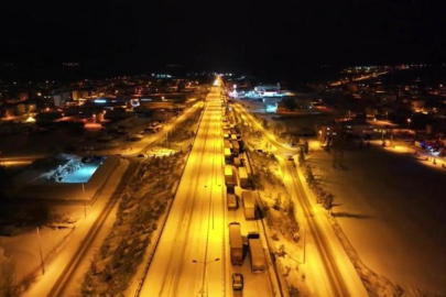 D-100’de kar esareti: Sürücüler saatlerce yolda kaldı