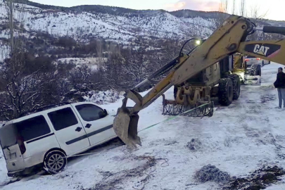 Karda mahsur kalan araç ekiplerin yardımıyla kurtarıldı