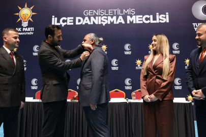 CHP'den istifa edip AK Parti'ye geçtiler! 150 parti üyesine rozet takıldı