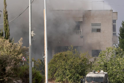 Katil İsrail Batı Şeria'da evlere gaz bombası atıyor