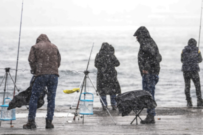 İstanbul'da kar etkisini artırıyor! Sürücüler araçlarını durdurdu